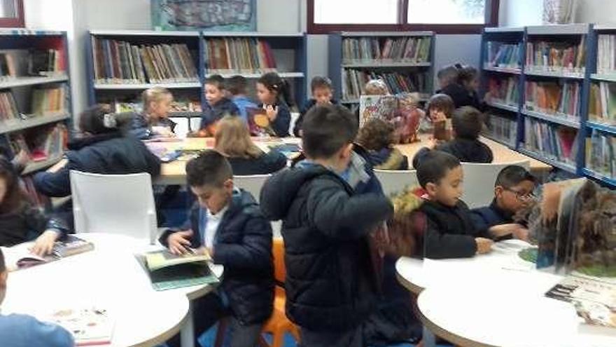 Escolares de La Inmaculada en la Biblioteca. // S.A.
