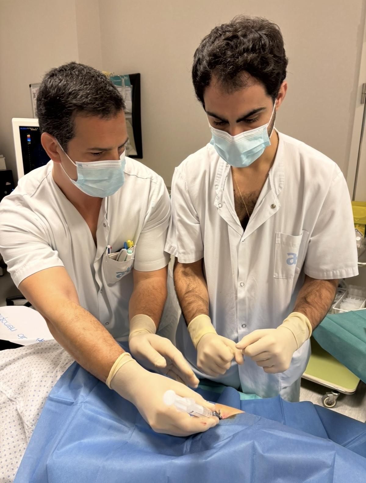 El Dr. realitzant una intervenció amb el Dr. Borja Domingo