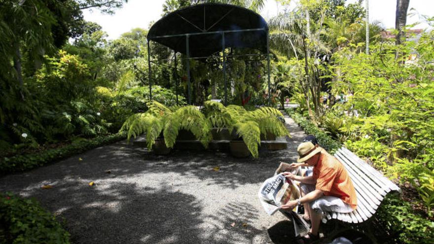 Dos turistas descansan en el Jardín Botánico.