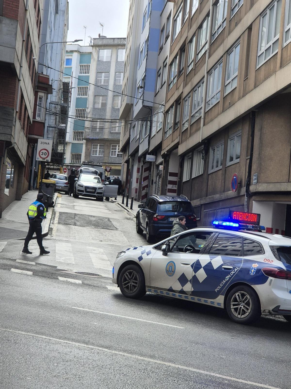 Despliegue policial al atrincherarse un hombre armado en una vivienda del Agra do Orzán.