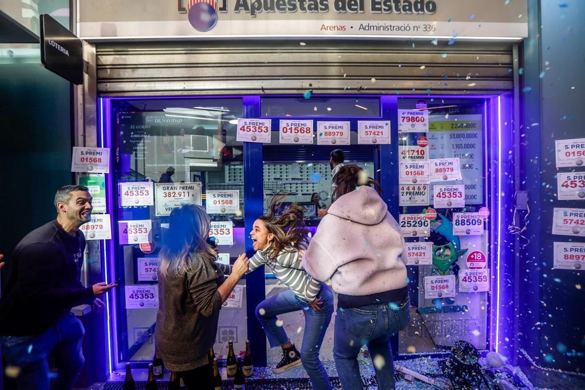 Un lotero de Las Arenas vende el Gordo y cuatro quintos premios de la Lotería de Navidad