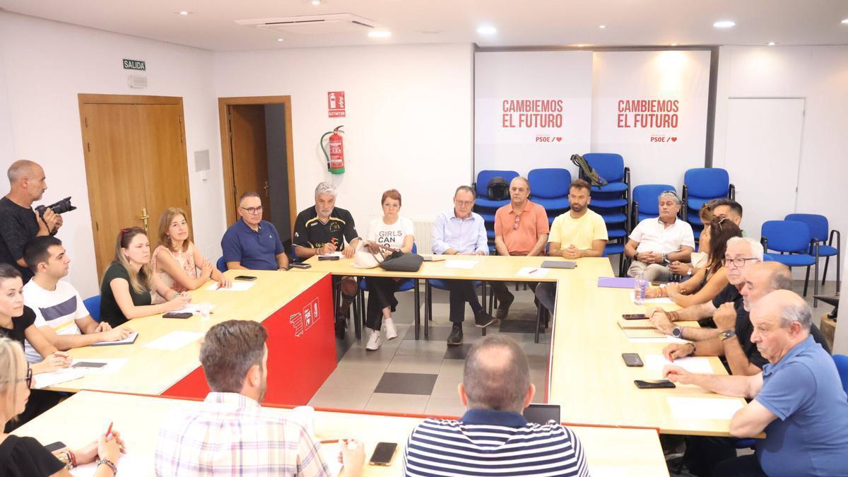 Fagúndez (de espaldas) preside la Comisión Ejecutiva. Enfrente, David Gago, que opta a encabezar la lista del PSOE al Ayuntamiento de Zamora.