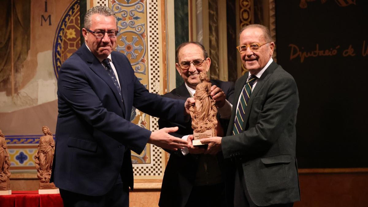 El presidente de la Diputación, Toni Pérez y del ingeniero Francisco Santiago reciben el premio de manos de Ángel Urbina
