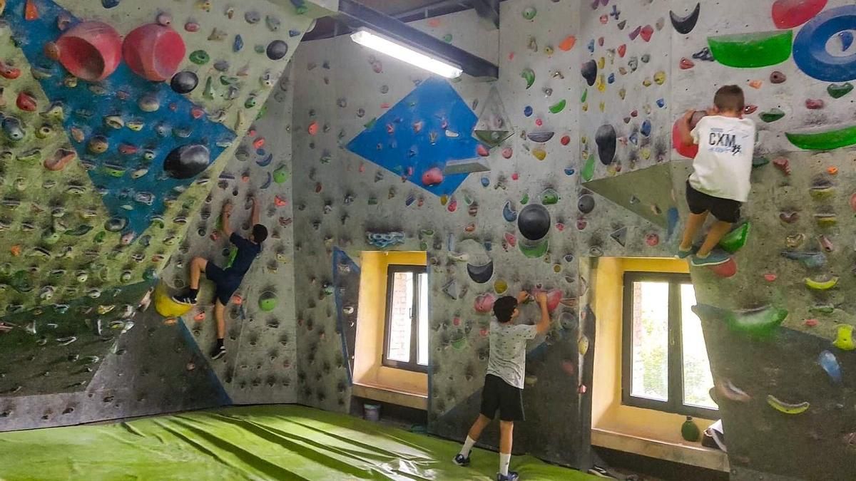 Algunos de los niños disfrutan del día de escalada en el Coto Musel