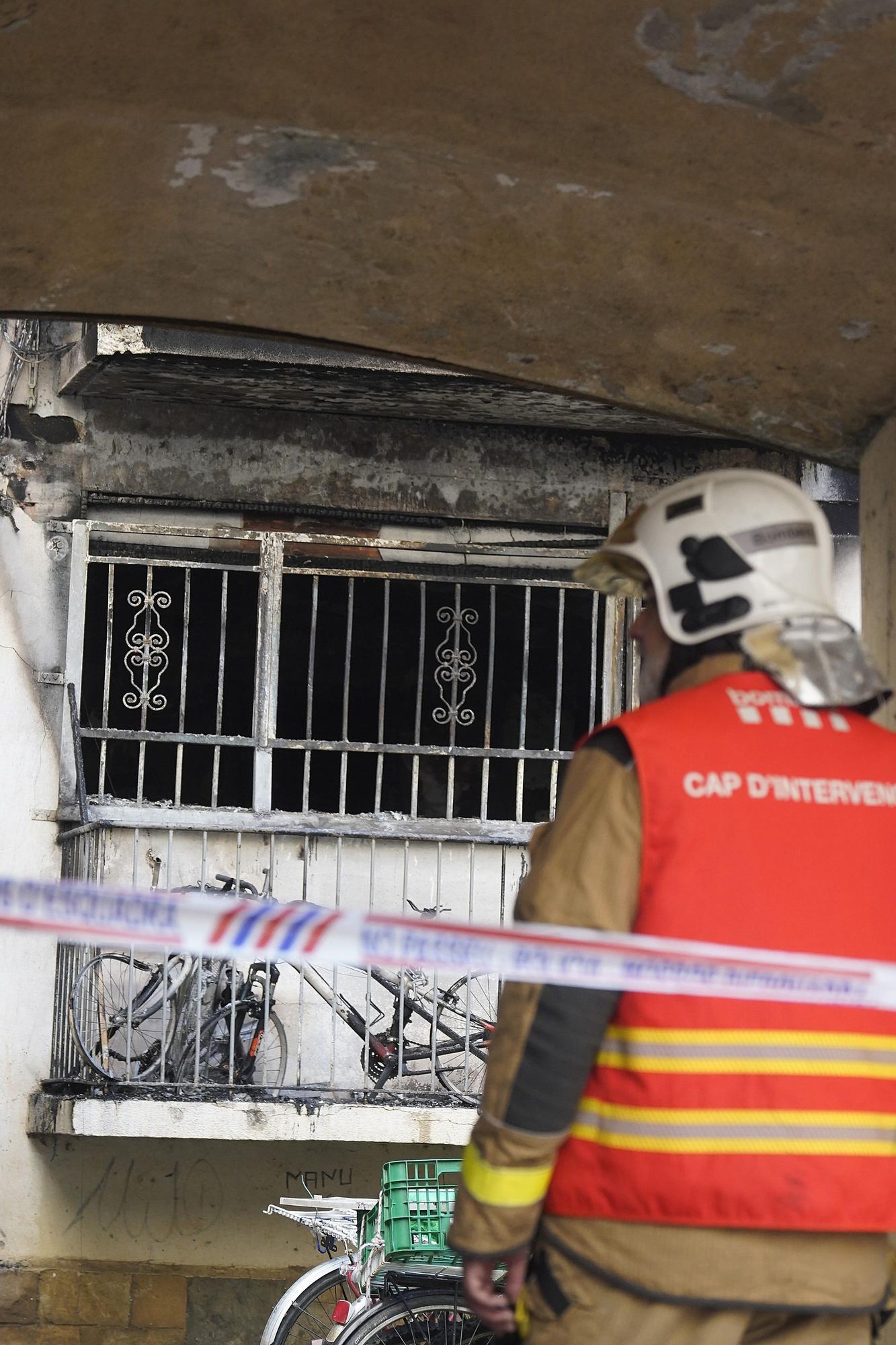 L'incendi en un bloc de pisos de Salt, en imatges