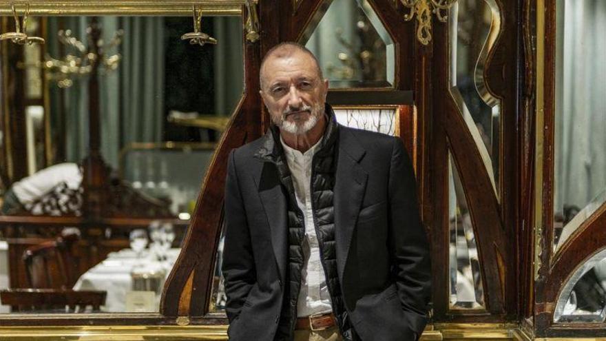 Pérez-Reverte la lía al criticar la abundante literatura sobre los campos de concentración nazis