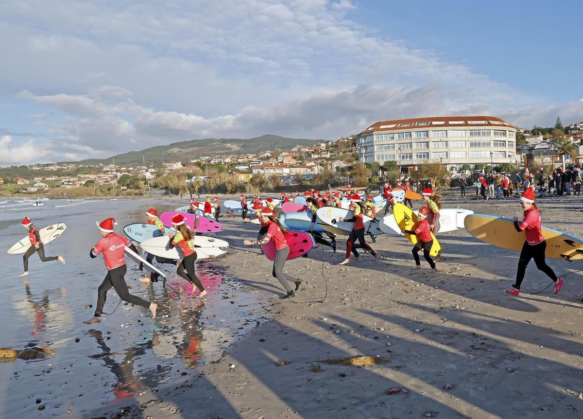 Papá Noeles surfistas solidarios al agua en Patos