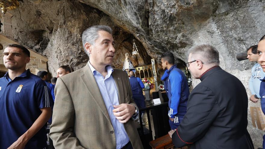 El Real Oviedo cumple con la tradicional visita a la Santina