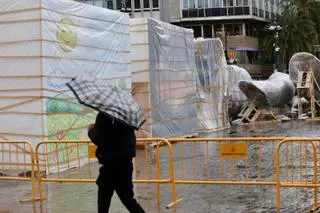 Las lluvias azotan las fallas en València: mascletà suspendida y los primeros ninots protegidos con plásticos