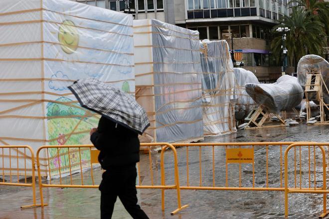 Las lluvias azotan las fallas en València: mascletà suspendida y los primeros ninots protegidos con plásticos