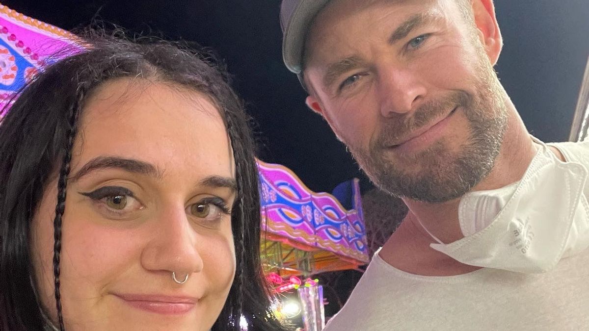 Marina Fernández y Chris Hemsworth en la feria de Ibiza. D.I.