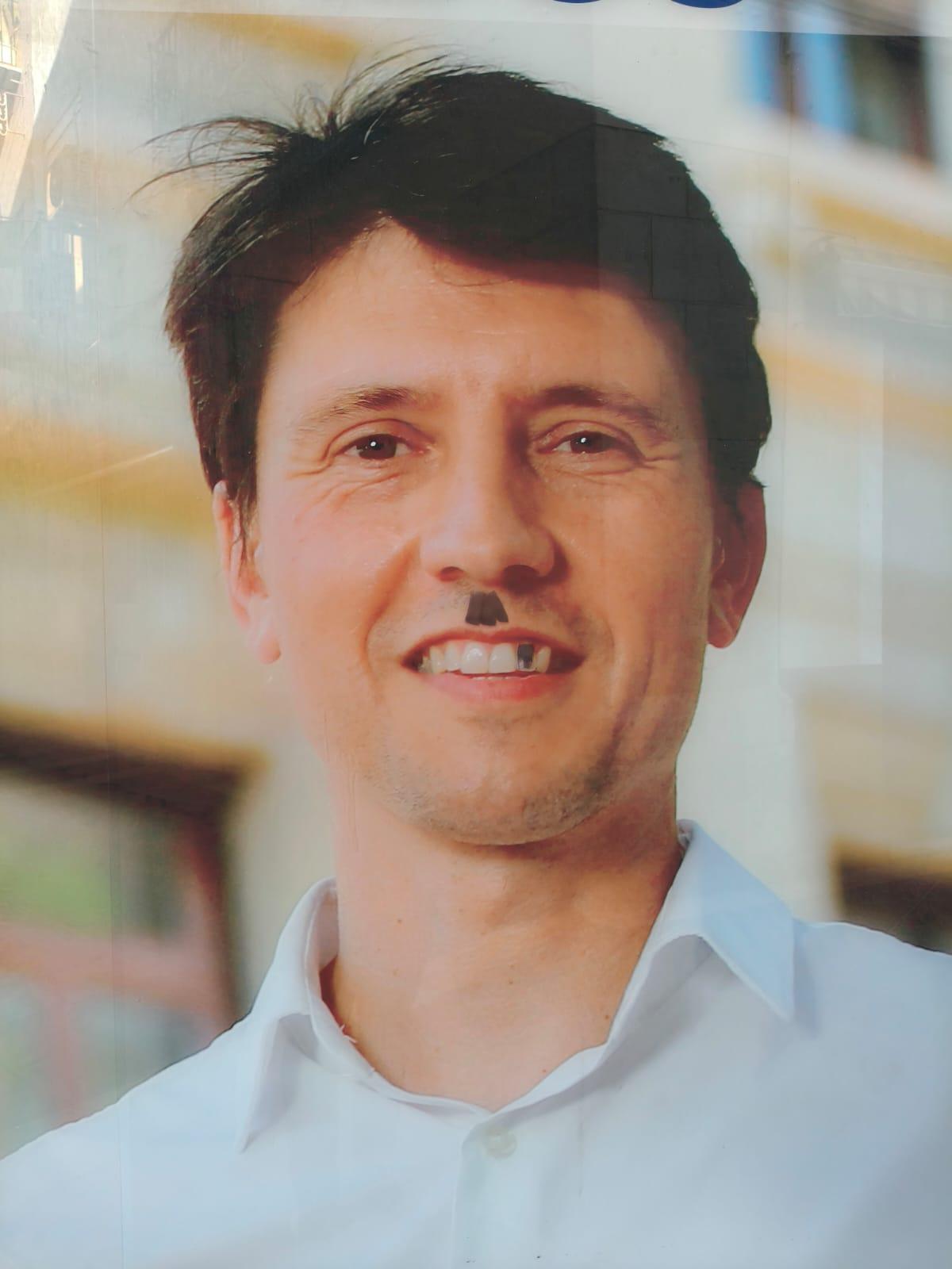 Vuelven a vandalizar la foto del portavoz del PP en la sede de Xàtiva
