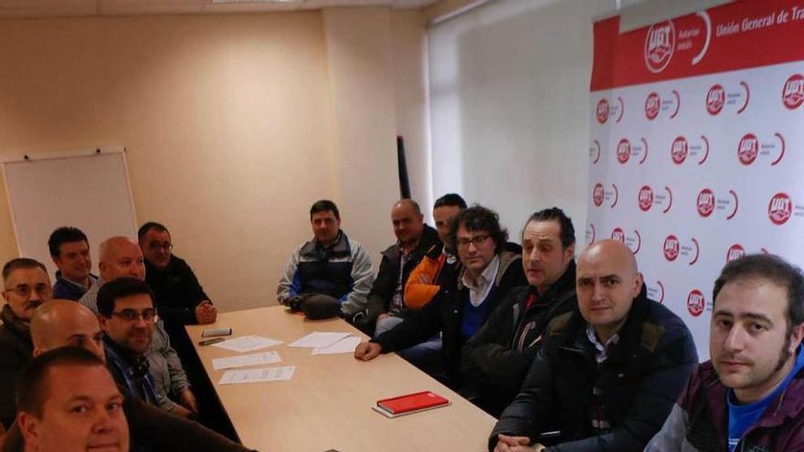 Constitución de la primera sección sindical del SOMA en las plantas asturianas de Du Pont.