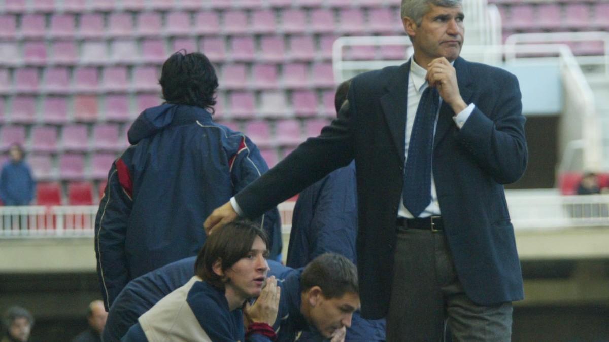 Pere Gratacós consuela a Messi en un partido del Barça B