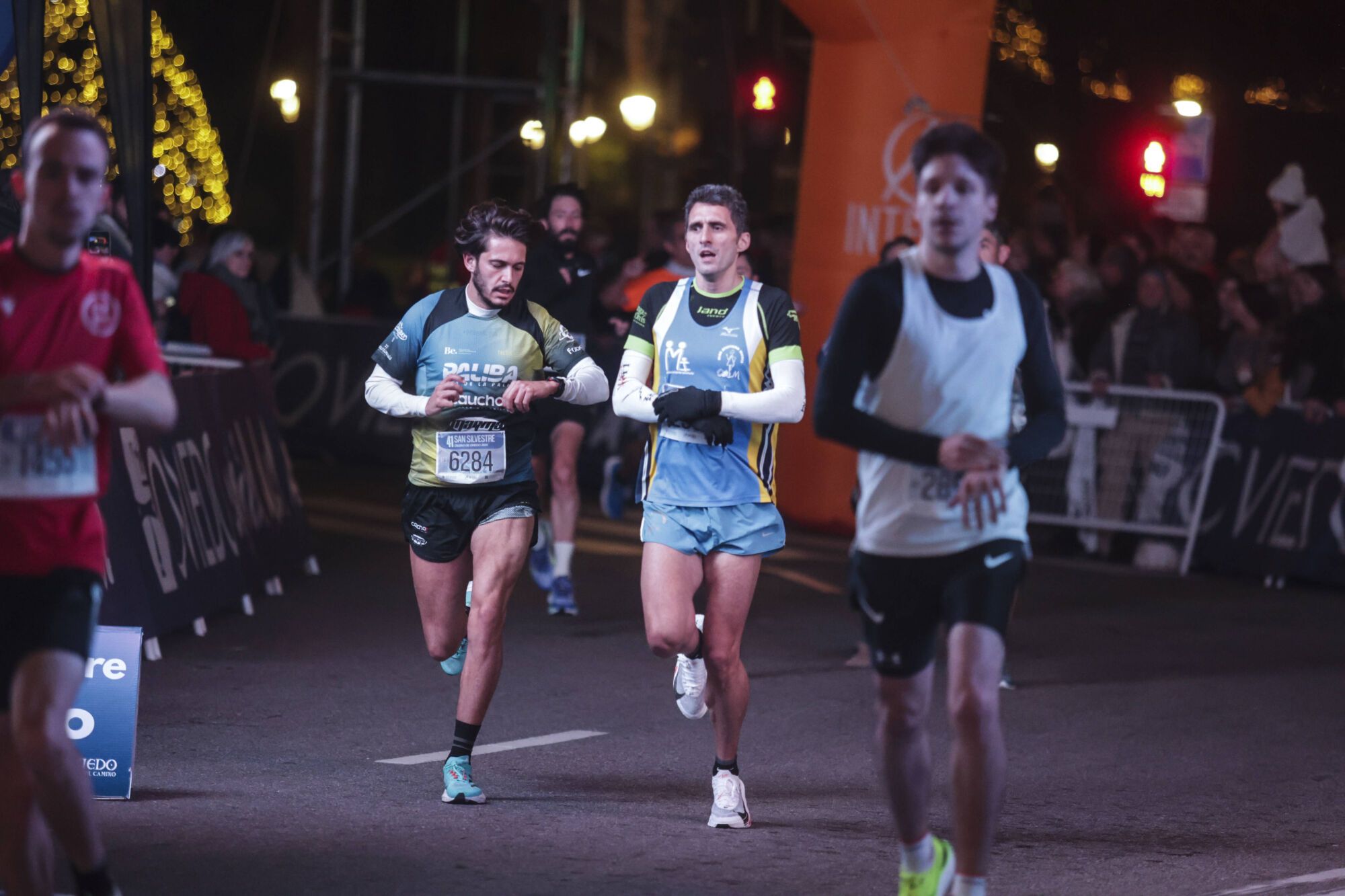 EN IMÁGENES: Alejandro Onís y Mariam Benkert saltan del segundo al primer puesto en la San Silvestre de Oviedo