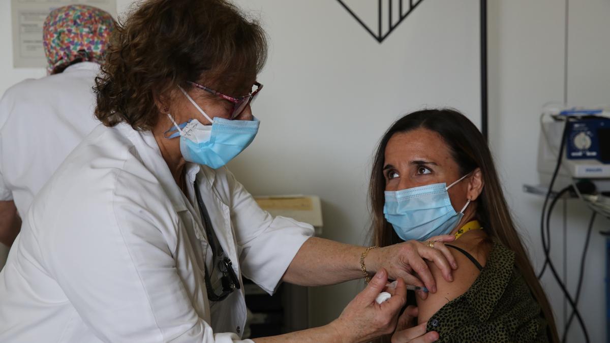 Inoculación de una vacuna de Pfizer en el Hospital de Sant Pau de Barcelona el 27 de enero de 2021