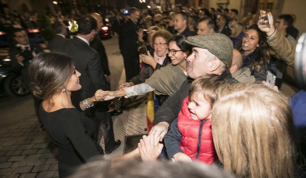 Salida de los Reyes, saludando a la gente, del concierto de los Premios Princesa