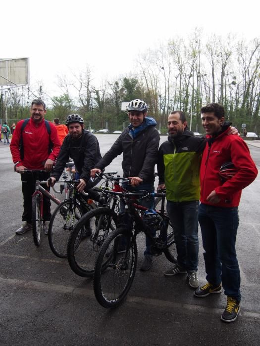 Los alumnos del Colegio Santa Bárbara de Lugones celebran el Día Mundial de la Bicicleta junto a Chechu Rubiera y Ángel García