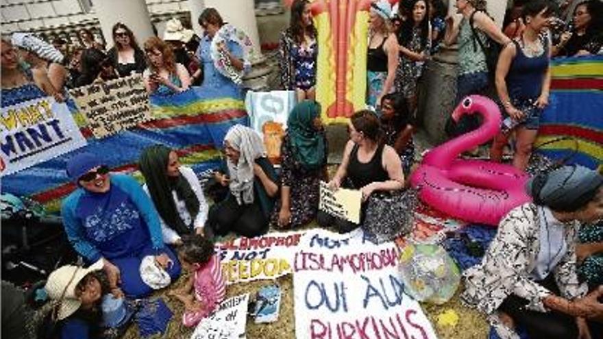 Protesten a Londres, davant de l&#039;Ambaixada francesa, en contra de la prohibició del burquini.