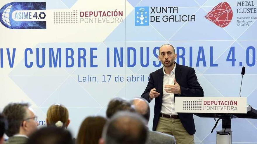 Xabier García, durante su intervención, en el vivero de empresas de Lalín. // Bernabé/Javier Lalín