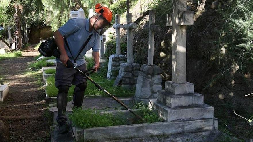 Un operario limpia tumbas en el Cementerio Inglés.