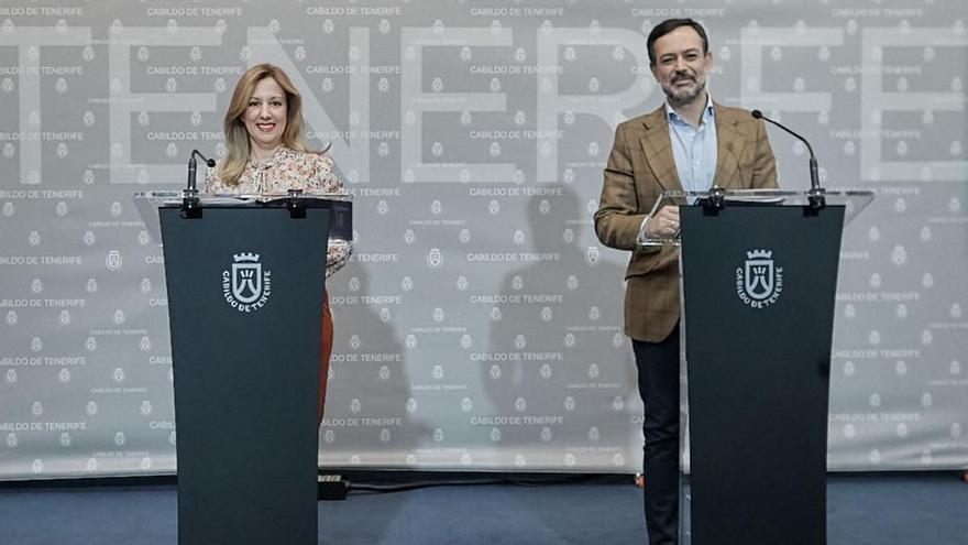 Rosa Dávila, presidenta del Cabildo, y su vicepresidente, Lope Afonso, en rueda de prensa.