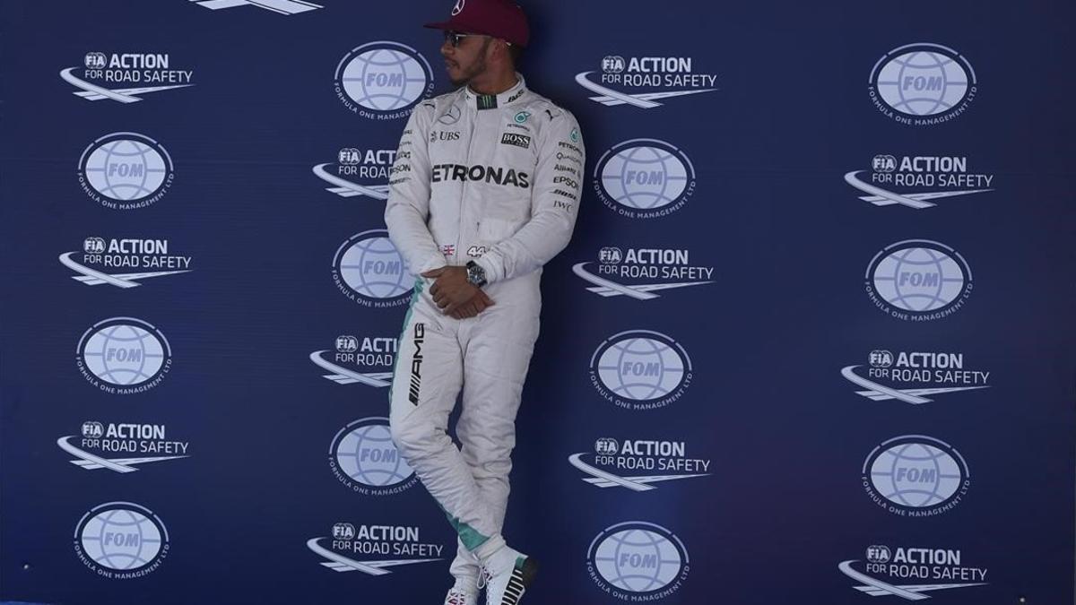 Hamilton celebra su pole position en Montmeló.