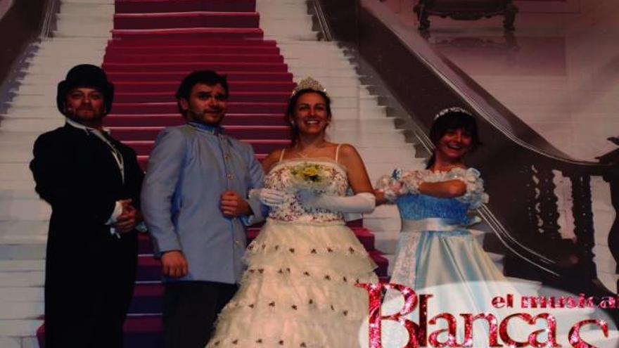 Los actores que interpretan el musical de &quot;Blancanieves&quot; que se podrá ver en Cangas.