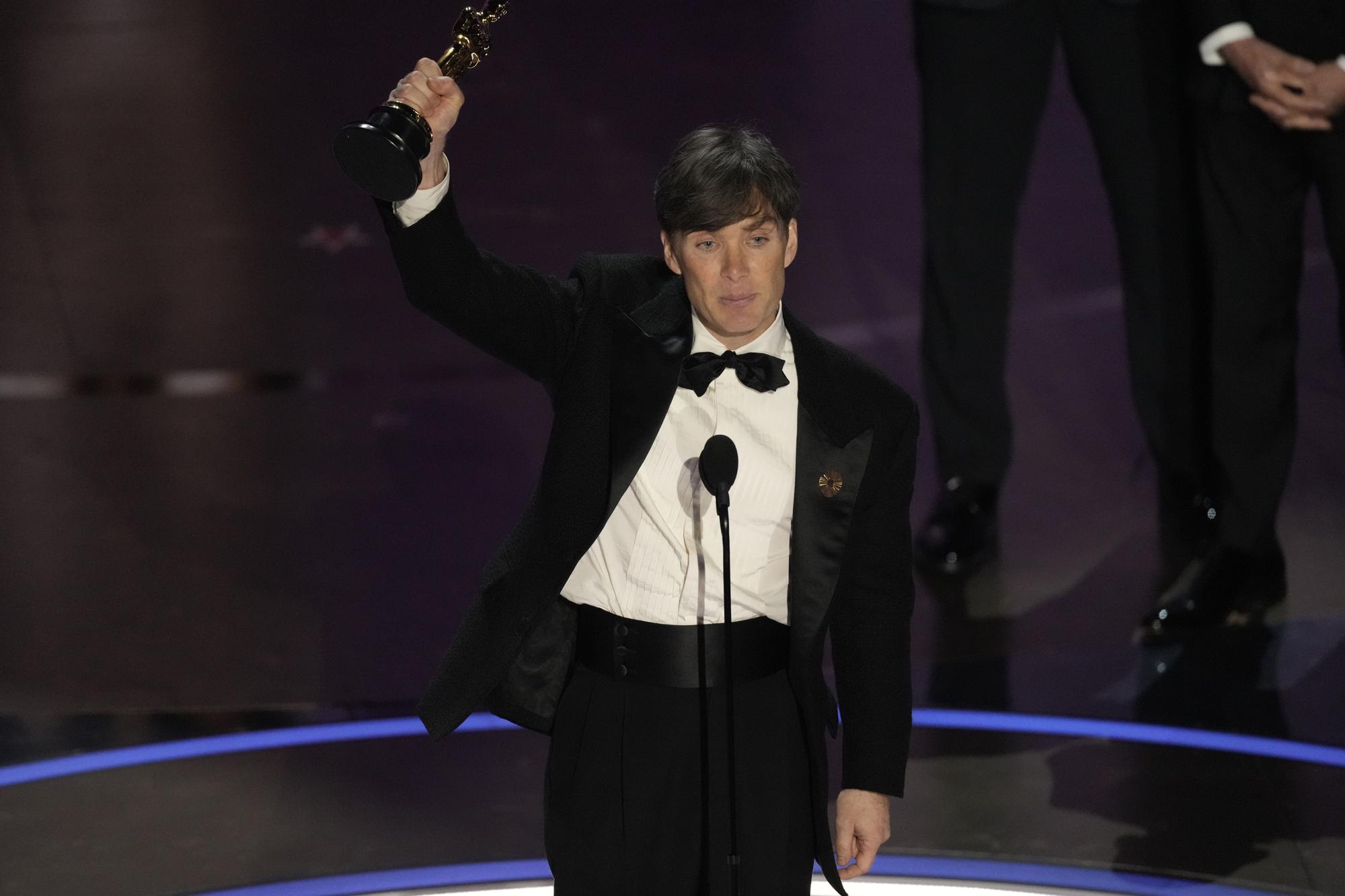 Cillian Murphy accepts the award for best performance by an actor in a leading role for "Oppenheimer" during the Oscars on Sunday, March 10, 2024, at the Dolby Theatre in Los Angeles. (AP Photo/Chris Pizzello) Associated Press/LaPresse Only Italy and Spain / EDITORIAL USE ONLY/ONLY ITALY AND SPAIN