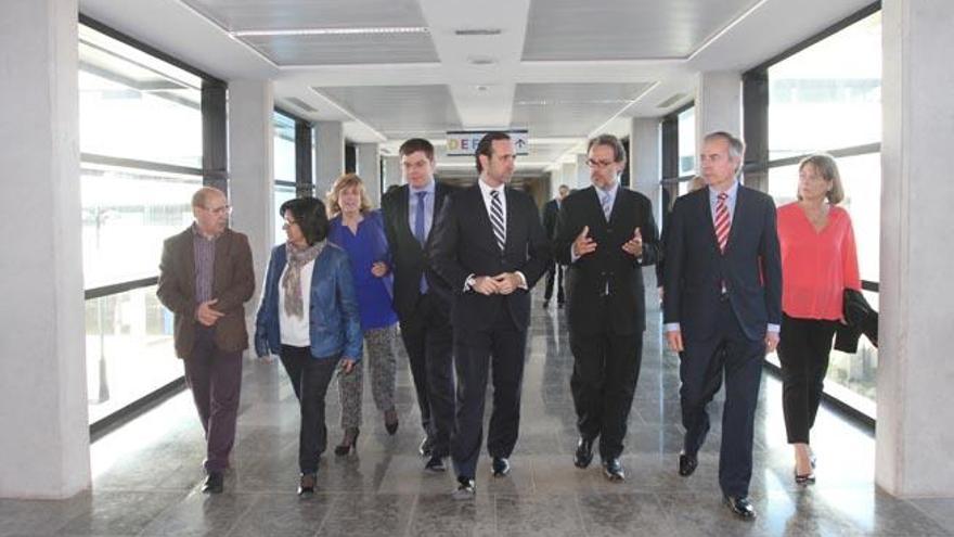 Bauzá, en el centro, recorre uno de los largos pasillos del hospital.