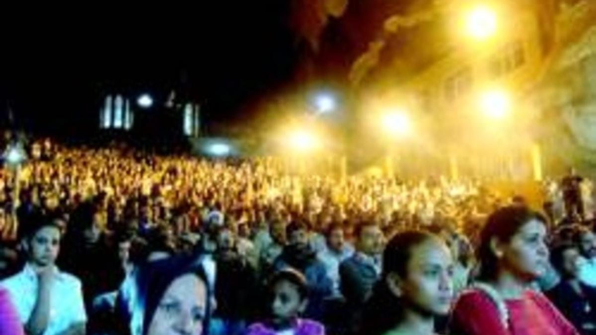 Lugar de culto  Los fieles abarrotan la iglesia de san Simón en la cima de la Moqatam, en El Cairo.