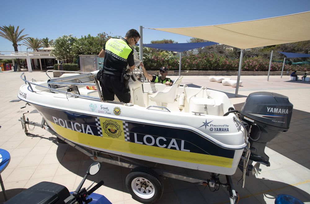 Sagunt coloca sus banderas de calidad en la playa del Port y presenta el dispositivo playa.