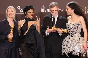 'Una batalla tras otra' triunfa en los Globos de Oro y 'Sirat' se va de vacío. En la foto, la productora Sara Murphy, las actrices Teyana Taylor y Chase Infinity y el director Paul Thomas Anderson celebran el éxito de 'Una batalla tras otra' en los Globos de Oro