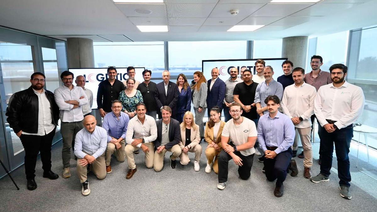 Foto de grupo con los representantes de las 19 startups que forman parte del proyecto Logistics 4.0 Incubator del Consorci de la Zona Franca.