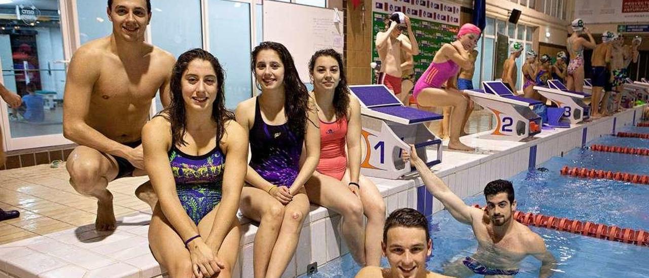 Varios de los representantes del equipo de natación, en la piscina olayista, antes de partir hacia Barcelona.