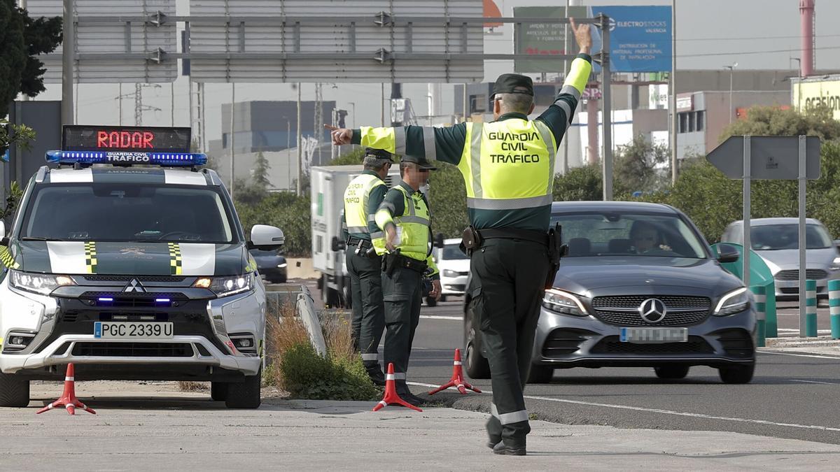 Multado con 200 euros por llevar la baliza V-16 pero no tener el otro elemento obligatorio en la guantera en caso de avería: la Guardia Civil vigila los coches madrileños