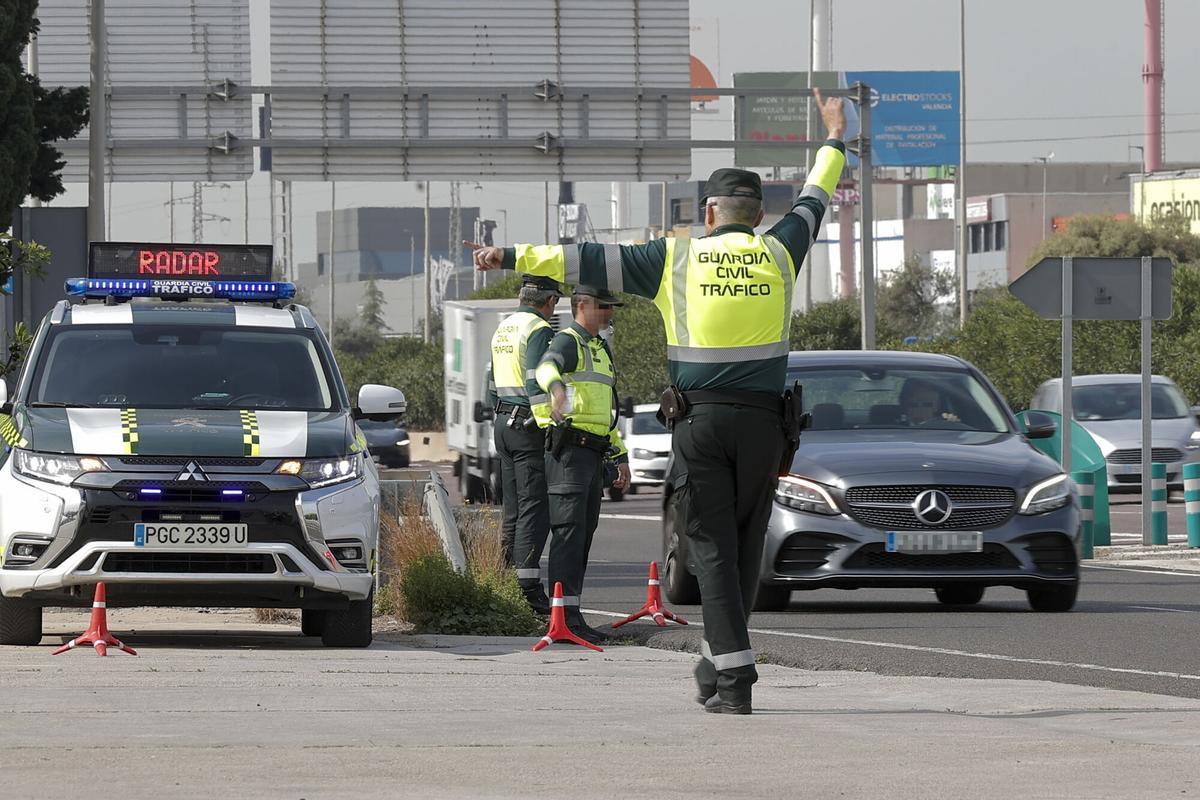Una patrulla de la Guardia Civil de Tráfico realiza un control.