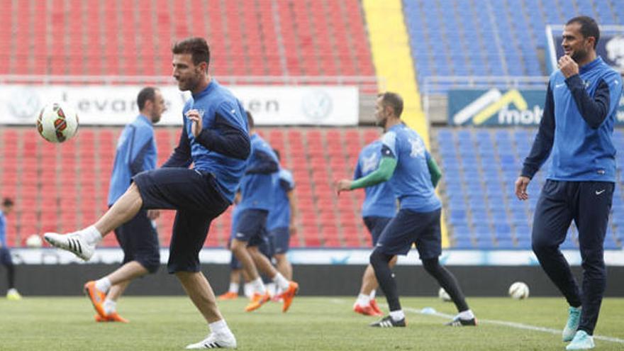 La plantilla del Levante UD durante el entrenamiento de ayer.