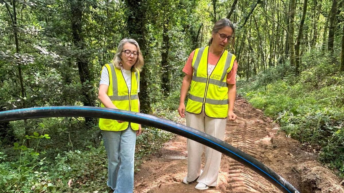 Paula Fernández Pena y Mónica González en la supervisión de las obras de la traída de agua en Lamela.