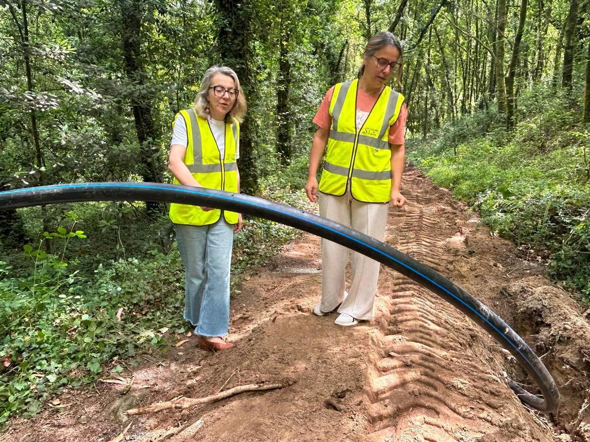 Pena y Conde visitan los trabajos de extensión de la traída de agua en Lamela.