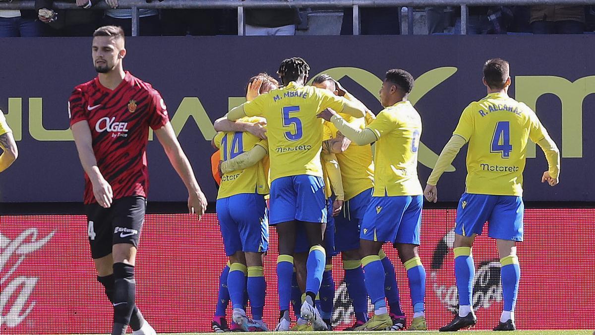 Los jugadores del Cádiz celebrando el gol.