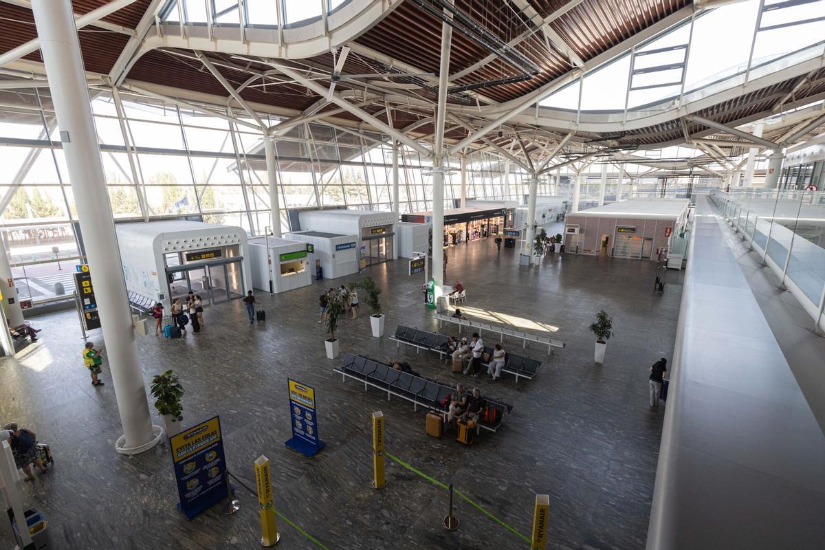 Así cambia el Aeropuerto de Zaragoza: más líneas de seguridad, una nueva cafetería y mejoras en el control de pasaportes