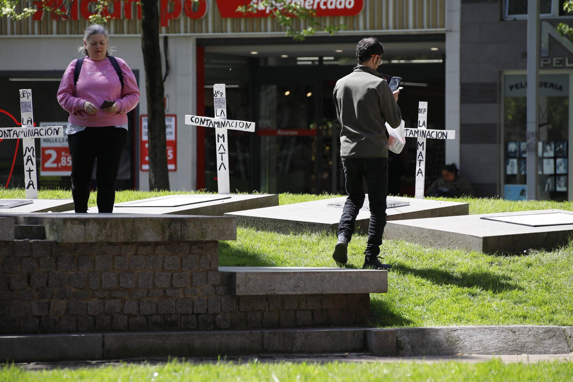 En imágenes: La llamativas lápidas y cruces que han aparecido en parques y jardines de Gijón: "Respiró en este barrio y se piró pal otro barrio"