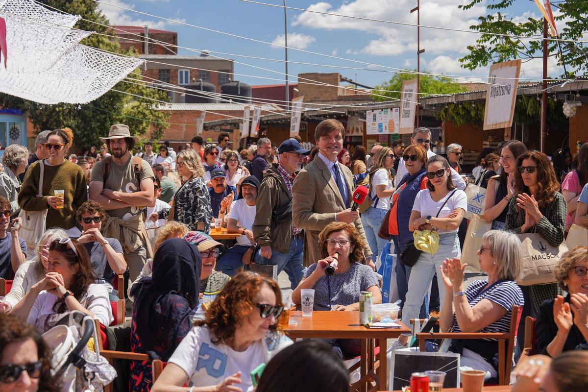 Marc Giró entrevistant als assistents