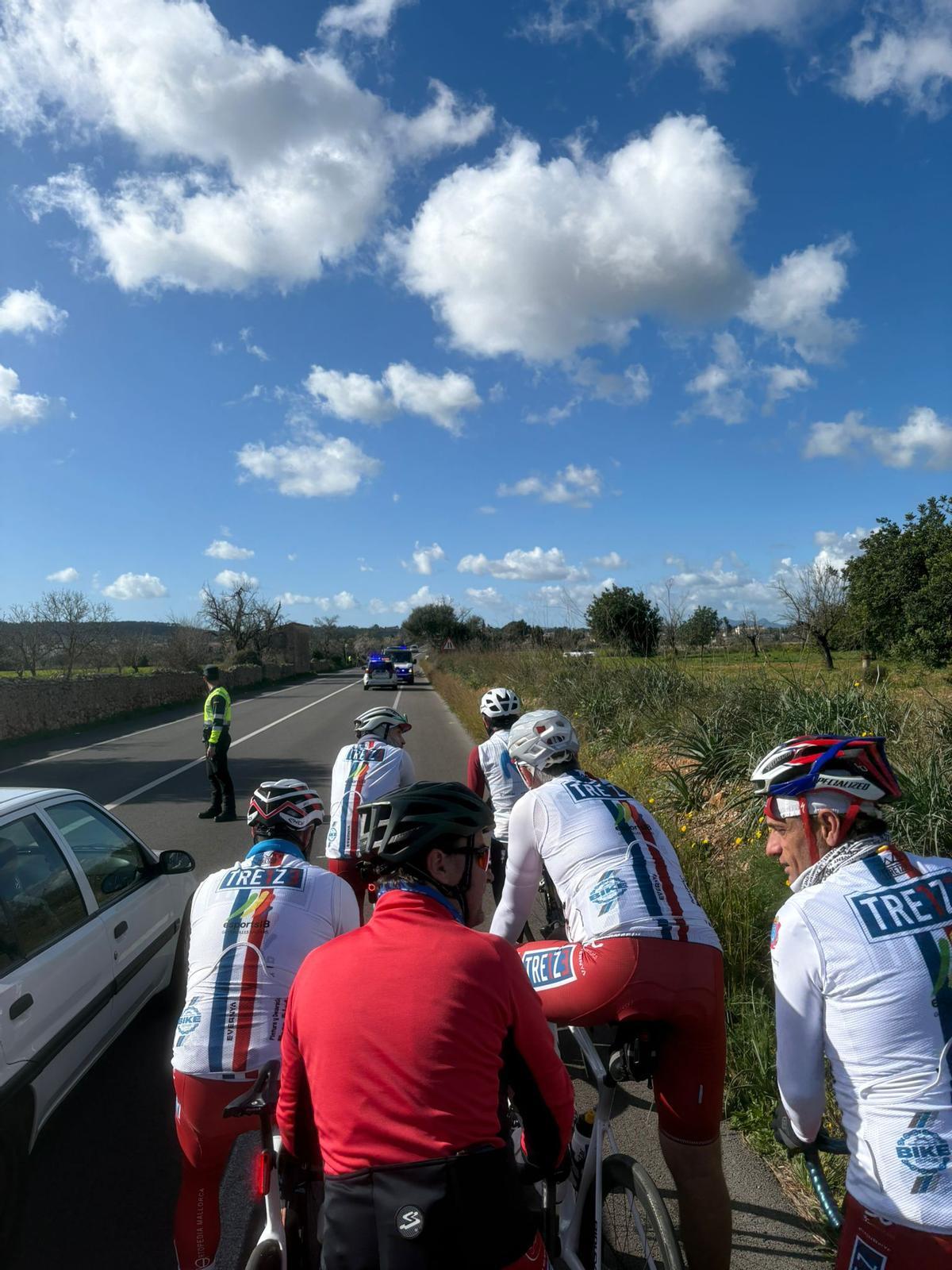 Ciclistas parados poco antes de llegar al lugar del accidente