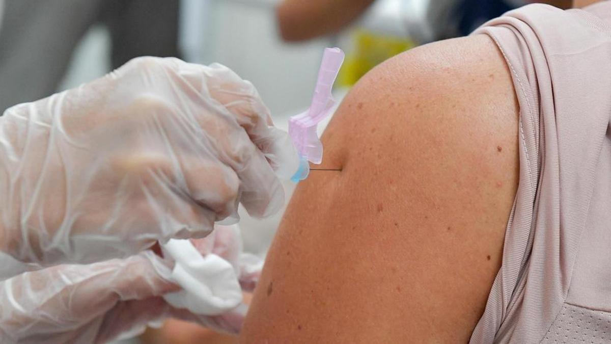 Una mujer recibe la vacuna contra la gripe.