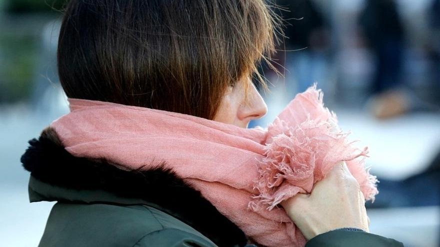 Mujer se abriga contra el frío