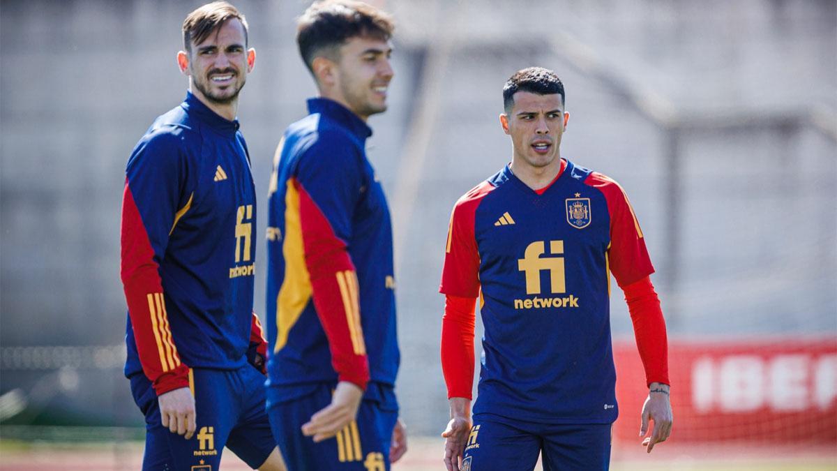 Pedro Porro, junto a Fabián y Zubimendi en un entrenamiento de España