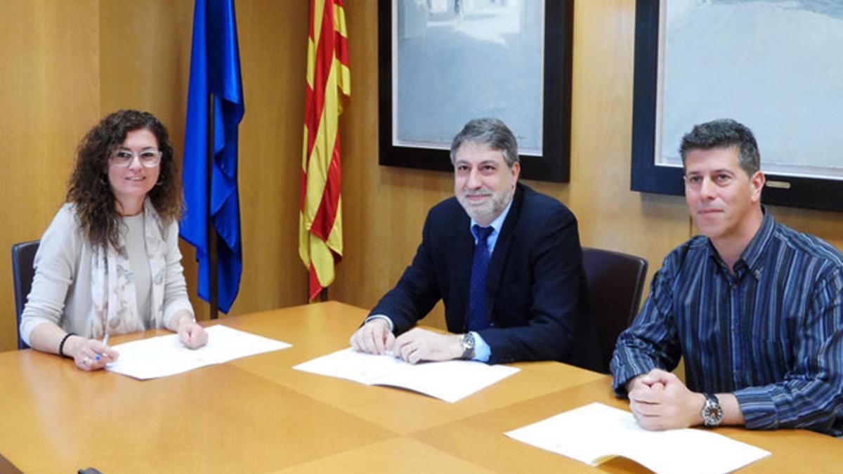 La alcaldesa de Cambrils, Mercè Dalmau, y Antoni Pujol, director gerente de SPORT, junto con Lluís Abella, concejal de deportes, han firmado el convenio