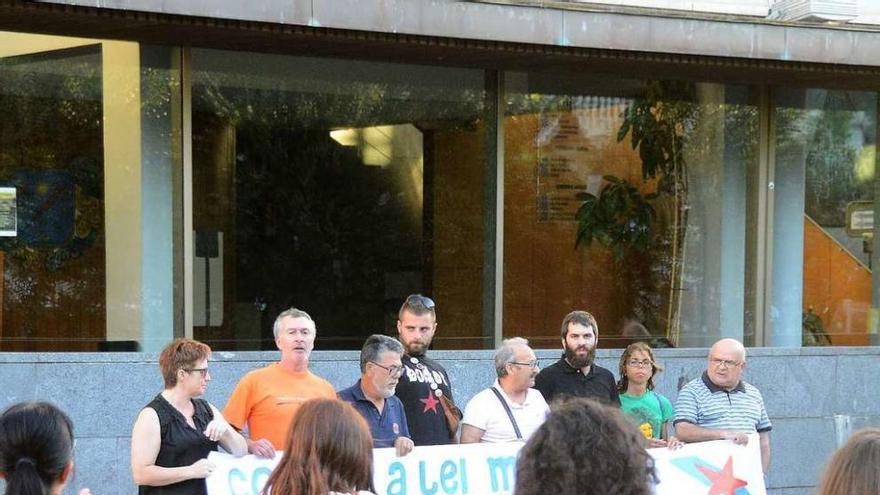 García Bastón -3º por la derecha- durante la protesta contra la Ley Mordaza tras su detención. // G.N.